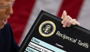 O governo dos EUA pode dever mais de US$ 175 bilhões (R$ 906,5 bilhões) em reembolsos a importadores após a Suprema Corte decidir nesta sexta-feira, em uma votação de 6 a 3, que as tarifas impostas unilateralmente pelo presidente Donald Trump são ilegais, afirma uma nova estimativa.