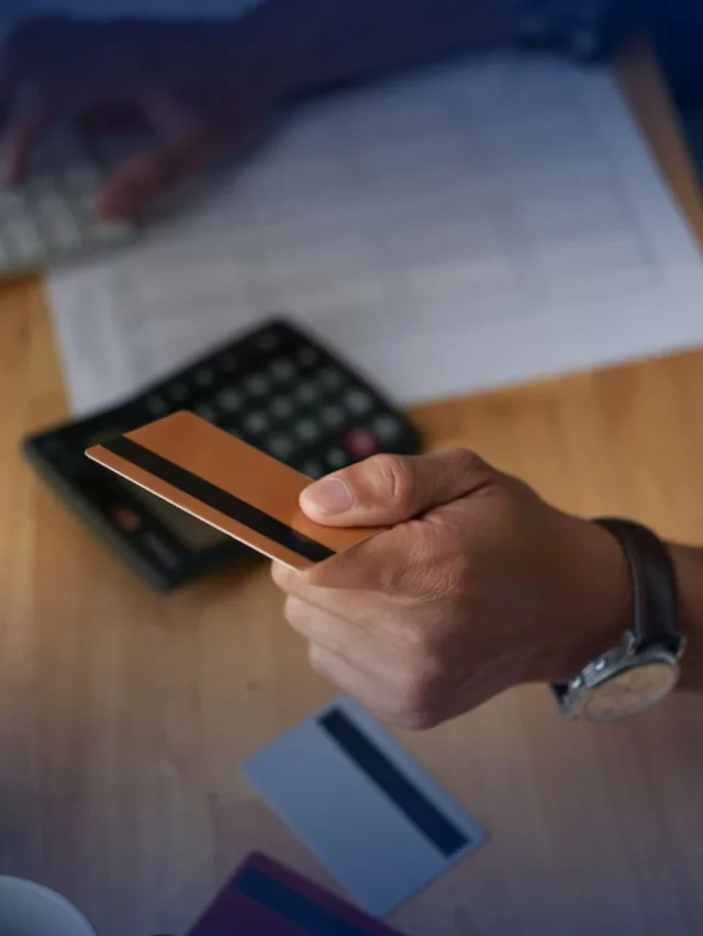 Brasileiro fecha 2025 mais endividado do que em 2024; entenda o que mais pesa no bolso