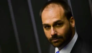 O Supremo Tribunal Federal (STF) formalizou nesta quinta-feira, 19, a abertura de ação penal contra o ex-deputado federal Eduardo Bolsonaro (PL-SP) pelos crimes de obstrução à Justiça e coação no curso do processo.