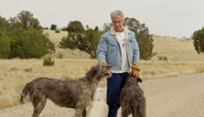 Epestein em estrada de terra com cachorros