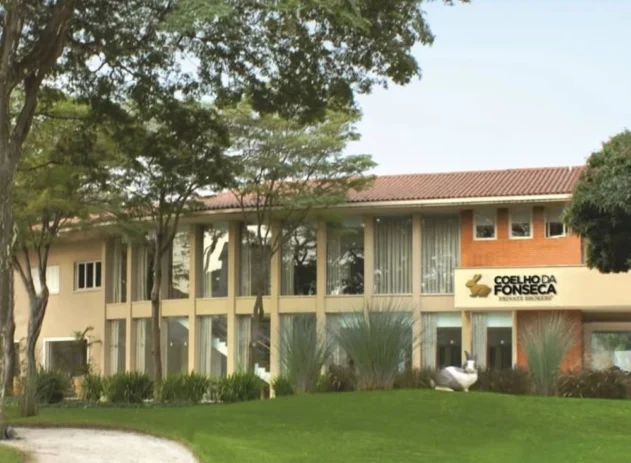 A Coelho da Fonseca, uma das maiores imobiliárias de alto padrão do Brasil, anunciou a criação de uma nova área dedicada à estruturação e venda de terrenos para novos empreendimentos, reforçando sua atuação no mercado de incorporação imobiliária.