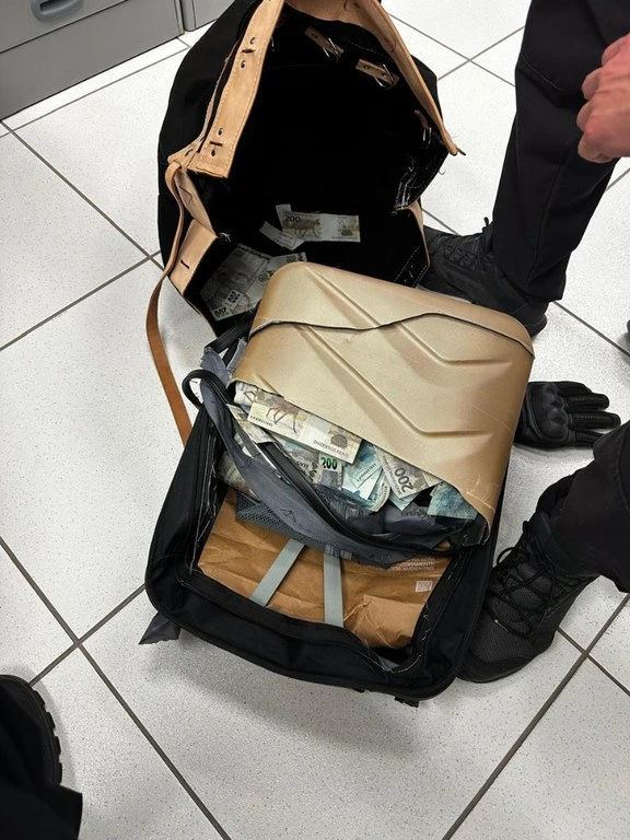 Investigado no caso Master e RioPrevidência joga mala com R$ 429 mil pela janela durante operação da PF