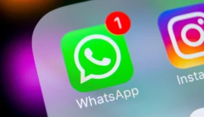 Tela de celular com aplicativo do whatsapp em destaque