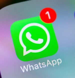 Tela de celular com aplicativo do whatsapp em destaque