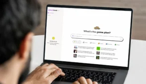 Pessoa utilizando Yahoo Scout em um notebook