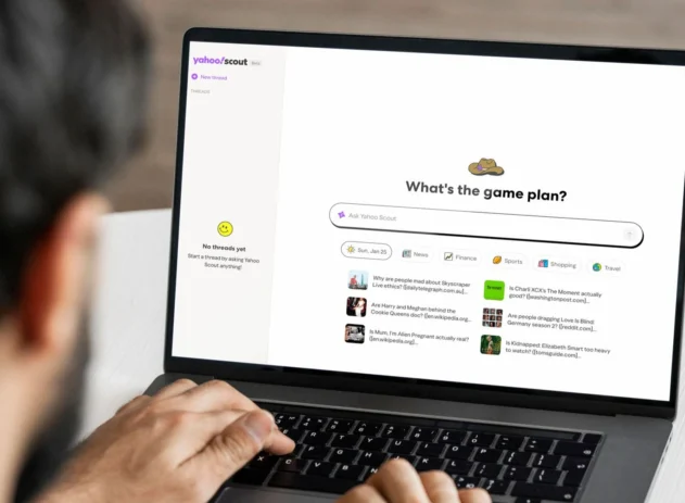 Pessoa utilizando Yahoo Scout em um notebook