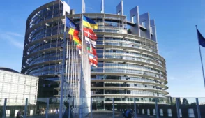 Legisladores da União Europeia se preparavam nesta segunda-feira (23) para congelar a aprovação de um acordo comercial fundamental com os Estados Unidos, após uma decisão da Suprema Corte derrubar muitas das tarifas do presidente Donald Trump. A UE e os EUA fecharam um acordo em julho do ano passado, que previa a imposição de taxas de 15% por Washington sobre a maioria dos produtos europeus.