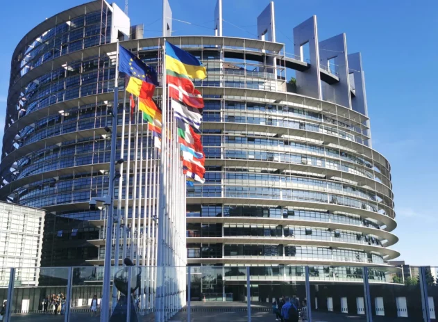 Legisladores da União Europeia se preparavam nesta segunda-feira (23) para congelar a aprovação de um acordo comercial fundamental com os Estados Unidos, após uma decisão da Suprema Corte derrubar muitas das tarifas do presidente Donald Trump. A UE e os EUA fecharam um acordo em julho do ano passado, que previa a imposição de taxas de 15% por Washington sobre a maioria dos produtos europeus.