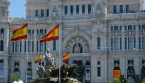 O presidente dos Estados Unidos, Donald Trump, subiu o tom contra o governo espanhol nesta terça-feira (3), ameaçando interromper todo o comércio com o país europeu.