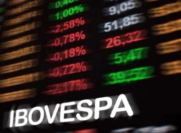 O Ibovespa fechou esta segunda-feira (23) em forte alta de 3,24%, alcançando a quinta maior valorização diária desde 1º de janeiro de 2021, de acordo com dados da Elos Ayta. O desempenho chama atenção por reforçar uma característica do mercado local, segundo o estudo da consultoria financeira.