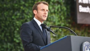 A França ampliará seu arsenal nuclear e poderá permitir que parceiros europeus hospedem suas aeronaves em missões de dissuasão nuclear, afirmou o presidente Emmanuel Macron nesta segunda-feira (2), sinalizando uma mudança relevante na doutrina francesa e no equilíbrio estratégico do continente.
