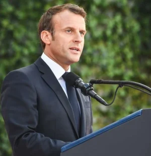 A França ampliará seu arsenal nuclear e poderá permitir que parceiros europeus hospedem suas aeronaves em missões de dissuasão nuclear, afirmou o presidente Emmanuel Macron nesta segunda-feira (2), sinalizando uma mudança relevante na doutrina francesa e no equilíbrio estratégico do continente.