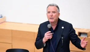 O enviado especial dos Estados Unidos para o Oriente Médio, Steve Witkoff, afirmou nesta sexta-feira (27) que a visão do presidente Donald Trump para a região passa pela combinação entre pressão militar e diplomacia, indicando que um acordo na Faixa de Gaza não seria possível sem esse tipo de abordagem.