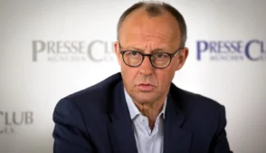 O chefe de governo alemão, Friedrich Merz, viajou nesta segunda-feira (2) para Washington, onde será recebido na terça-feira pelo presidente dos Estados Unidos, Donald Trump.