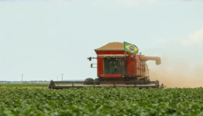 A escalada do conflito entre Estados Unidos e Irã já produz efeitos que tendem a ficar mais perceptíveis à economia brasileira por diferentes canais: câmbio, inflação, custo do agronegócio, transporte marítimo e oferta global de energia.