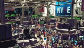 As bolsas de Nova York encerraram a sexta-feira (27) em queda e ampliaram as perdas semanais, pressionadas por um ambiente de maior aversão a risco, impulsionado pela alta do petróleo e pelas tensões no Oriente Médio, que reacenderam temores inflacionários.