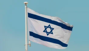 Uma nova onda de ataques israelenses atingiu Teerã nesta sexta-feira (6), descrita pelo próprio Exército de Israel como uma ofensiva “em grande escala”.