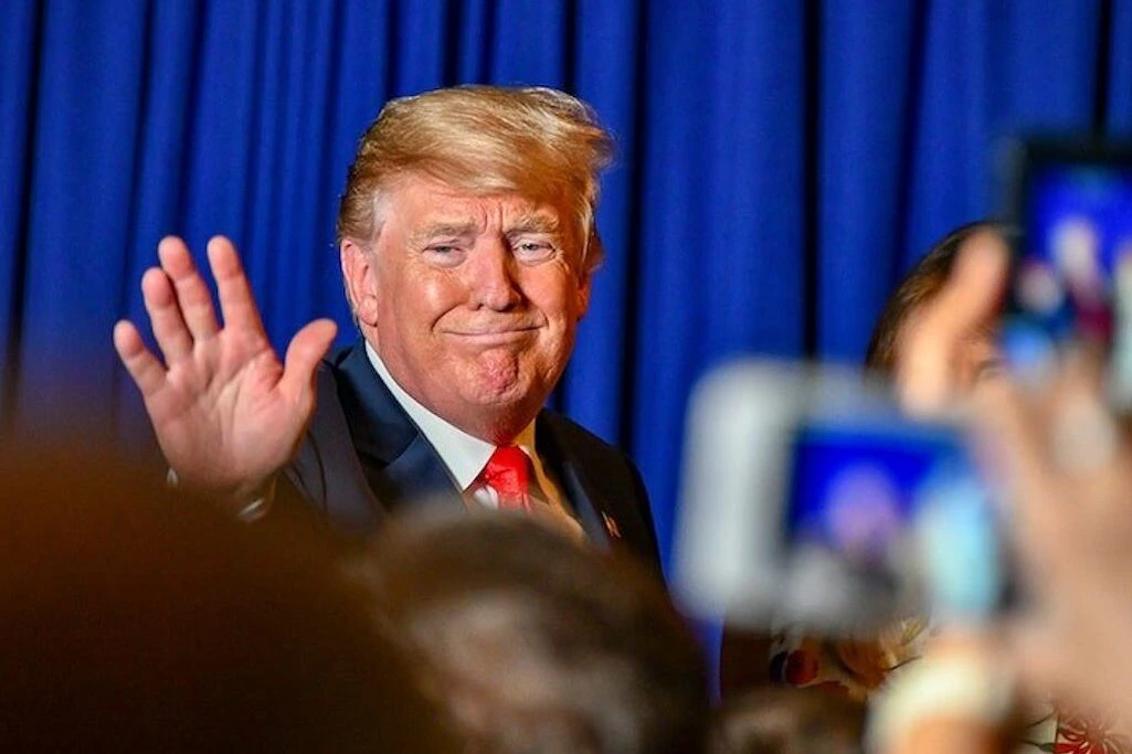 Imprensa internacional repercute cancelamento de visto de assessor de Trump pelo Brasil