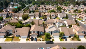 O conflito no Irã já começa a afetar o mercado imobiliário dos Estados Unidos, inicialmente por meio da alta nas taxas de hipoteca, mas também por fatores mais amplos, como inflação, preços de energia e renda das famílias.