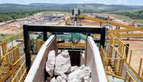 Os Estados Unidos estão intensificando esforços para firmar parcerias no Brasil com o objetivo de desenvolver novas cadeias de fornecimento de terras raras, em meio a tensões diplomáticas recentes entre Washington e Brasília.