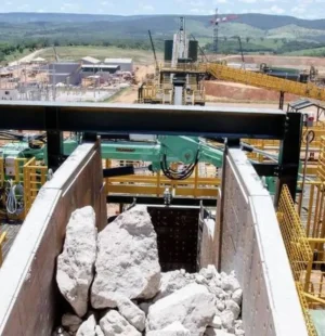 Os Estados Unidos estão intensificando esforços para firmar parcerias no Brasil com o objetivo de desenvolver novas cadeias de fornecimento de terras raras, em meio a tensões diplomáticas recentes entre Washington e Brasília.