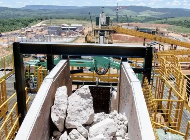 Os Estados Unidos estão intensificando esforços para firmar parcerias no Brasil com o objetivo de desenvolver novas cadeias de fornecimento de terras raras, em meio a tensões diplomáticas recentes entre Washington e Brasília.