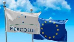 O governo brasileiro informou nesta terça-feira (24) que o acordo provisório de comércio entre Mercosul e União Europeia entrará em vigor em 1º de maio de 2026, após a conclusão dos trâmites necessários entre as partes.