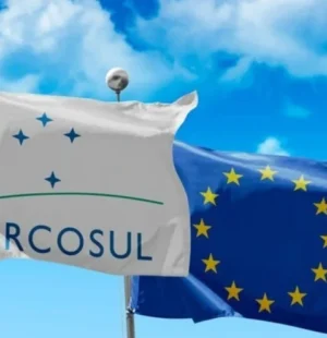 O governo brasileiro informou nesta terça-feira (24) que o acordo provisório de comércio entre Mercosul e União Europeia entrará em vigor em 1º de maio de 2026, após a conclusão dos trâmites necessários entre as partes.