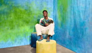 A Havaianas anunciou Vinícius Júnior como seu novo embaixador global e revelou uma coleção desenvolvida em parceria com o jogador, inspirada em sua trajetória dentro e fora dos gramados.