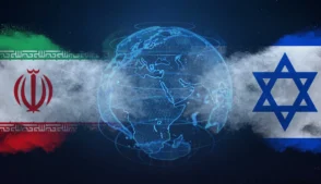 Irã e Israel voltaram a trocar ataques nesta terça-feira (24), em meio à continuidade da guerra no Oriente Médio, enquanto ganha força o movimento diplomático para levar Teerã e Washington à mesa de negociações.