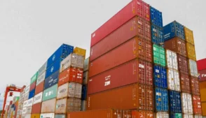 As tarifas comerciais impostas pelos Estados Unidos em 2025 continuam pressionando o comércio exterior brasileiro e provocaram mais uma queda nas exportações para o mercado norte-americano em fevereiro de 2026.