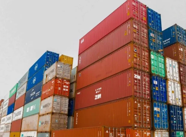 As tarifas comerciais impostas pelos Estados Unidos em 2025 continuam pressionando o comércio exterior brasileiro e provocaram mais uma queda nas exportações para o mercado norte-americano em fevereiro de 2026.