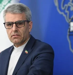 Em meio ao agravamento da guerra no Oriente Médio, o governo do Irã afirmou que não pretende discutir uma trégua neste momento, enquanto Estados Unidos e Israel mantiverem operações militares contra o país. A posição foi expressa nesta segunda-feira (9) pelo porta-voz do Ministério das Relações Exteriores iraniano, Esmaeil Baghaei.