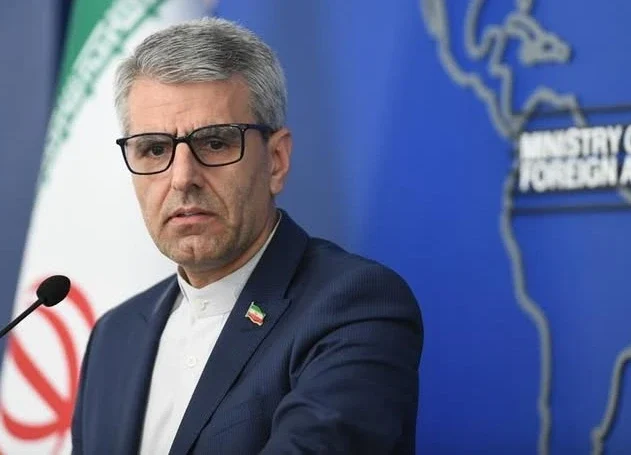 Em meio ao agravamento da guerra no Oriente Médio, o governo do Irã afirmou que não pretende discutir uma trégua neste momento, enquanto Estados Unidos e Israel mantiverem operações militares contra o país. A posição foi expressa nesta segunda-feira (9) pelo porta-voz do Ministério das Relações Exteriores iraniano, Esmaeil Baghaei.