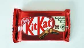 A gigante suíça Nestlé denunciou o roubo de uma carga de aproximadamente 12 toneladas de chocolates KitKat na Europa e alertou que o episódio pode gerar escassez do produto nas lojas às vésperas da Páscoa.
