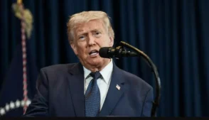 O presidente dos Estados Unidos, Donald Trump, afirmou nesta terça-feira (24) que o Irã concordou em nunca desenvolver armas nucleares, ao mesmo tempo em que reforçou que negociações entre os dois países continuam em andamento.