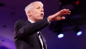 O secretário de Energia dos Estados Unidos, Chris Wright, afirmou nesta segunda-feira (23) que as negociações com o Irã devem ajudar a identificar quem exerce a liderança no país. “Descobriremos quem são os líderes do Irã durante as negociações”, declarou em entrevista à CNBC.