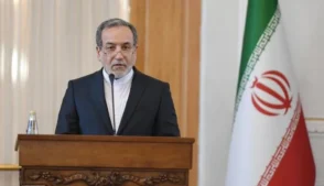 O ministro das Relações Exteriores do Irã, Seyed Abbas Araghchi, afirmou nesta quarta-feira (11) que a infraestrutura nacional do país está sob ataque, anunciando que as “poderosas forças armadas irão retaliar pelo crime”.