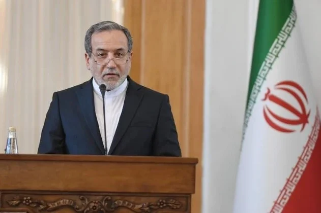 O ministro das Relações Exteriores do Irã, Seyed Abbas Araghchi, afirmou nesta quarta-feira (11) que a infraestrutura nacional do país está sob ataque, anunciando que as “poderosas forças armadas irão retaliar pelo crime”.