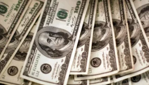 O Brasil registrou fluxo cambial negativo de US$ 4,605 bilhões (R$ 24,27 bilhões) em março até o dia 13, segundo dados preliminares divulgados nesta quarta-feira (18) pelo Banco Central (BC). Em fevereiro, havia sido registrada entrada líquida de US$ 5,389 bilhões (R$ 28,40 bilhões).