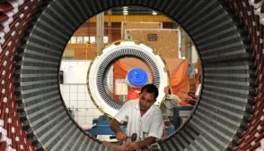 A indústria de transformação brasileira registrou alta de 2,1% em janeiro ante dezembro, enquanto as indústrias extrativas cresceram 1,2%, resultando em elevação de 1,8% na produção industrial total no período.