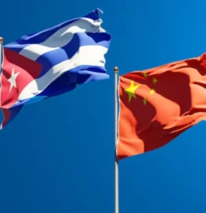China e Cuba voltaram a reforçar sua parceria política e diplomática, em um momento marcado por tensões crescentes entre Pequim e Washington e pela disputa de influência nas Américas.