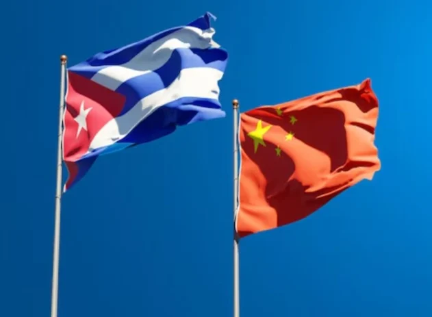China e Cuba voltaram a reforçar sua parceria política e diplomática, em um momento marcado por tensões crescentes entre Pequim e Washington e pela disputa de influência nas Américas.