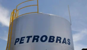 O ministro da Fazenda, Fernando Haddad, argumentou nesta quinta-feira (12) que a Petrobras segue sua política de preços em “bases sólidas de retorno”, com respeito aos acionistas minoritários. Ele reforçou que as medidas para redução dos preços do diesel anunciadas nesta quinta-feira não têm relação com a política de precificação da companhia.