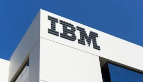 A IBM anunciou a conclusão da aquisição da Confluent, plataforma de streaming de dados em tempo real, em uma operação avaliada em cerca de US$ 11 bilhões (R$ 57,09 bilhões), reforçando sua estratégia de posicionar dados contínuos como base para aplicações de inteligência artificial no ambiente corporativo.