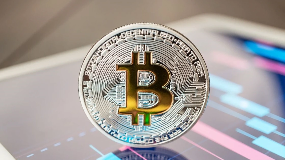 Bitcoin dispara e supera US$ 73 mil com expectativa de avanço regulatório nos EUA