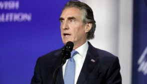 Países asiáticos estão buscando aumentar as compras de petróleo e gás dos Estados Unidos para reduzir a dependência das exportações do Oriente Médio, afirmou nesta segunda-feira (23) o secretário do Interior dos EUA, Doug Burgum, em entrevista à CNBC.