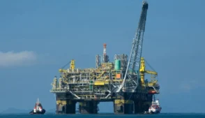 Os preços do petróleo encerraram a sessão desta quarta-feira (25) em queda, pressionados por expectativas de avanço nas negociações por um cessar-fogo no conflito envolvendo Estados Unidos, Israel e Irã. O movimento reflete a reação dos investidores a sinais de possível desescalada, ainda que o cenário permaneça incerto.