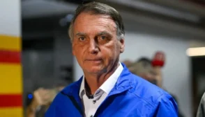 O ministro do Supremo Tribunal Federal (STF), Alexandre de Moraes, concedeu nesta terça-feira (24) prisão domiciliar humanitária ao ex-presidente Jair Bolsonaro, mas com um conjunto de restrições rigorosas que mantêm o controle sobre seus movimentos e comunicações.