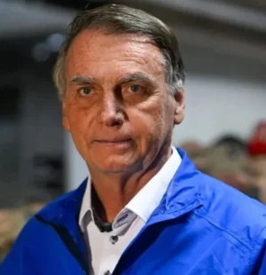 O ministro do Supremo Tribunal Federal (STF), Alexandre de Moraes, concedeu nesta terça-feira (24) prisão domiciliar humanitária ao ex-presidente Jair Bolsonaro, mas com um conjunto de restrições rigorosas que mantêm o controle sobre seus movimentos e comunicações.